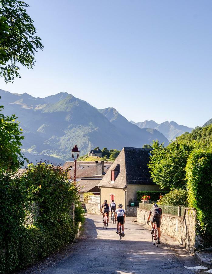 Pyrenees Cycling Lodge Saint-Savin  外观 照片